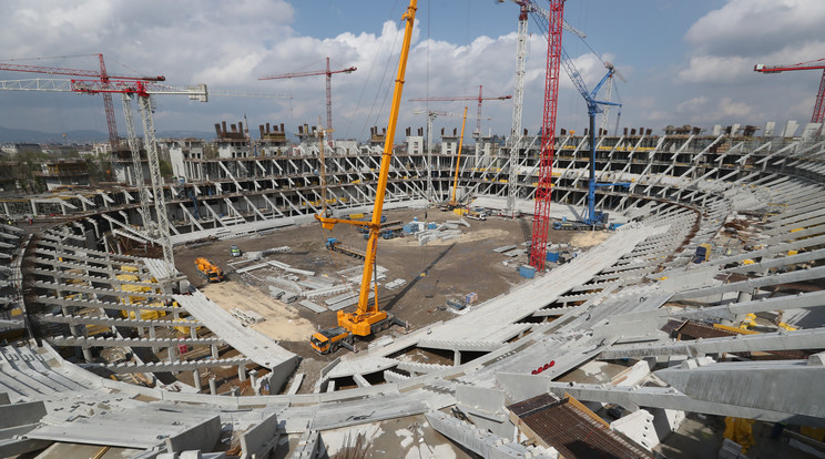 Így áll most a stadion:
immár a tetőszerkezet építésének is nekiláttak /Fotó: Weber Zsolt