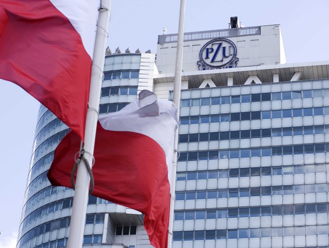 11. 2008: Powszechny Zakład Ubezpieczeń (PZU) – kara 0,5 mln zł.  Powód: niewykonanie decyzji KNF dot. dostosowania się do postanowień statutu PZU w zakresie składu zarządu. Największy polski ubezpieczyciel był wielokrotnie objęty sankcjami nadzoru. Dotychczas największą karę zapłacił w 2008 roku. Zanim zainterweniowała KNF, spółka przez dwa lata działała bez wiceprezesa. Zgodnie z ówczesnym statutem spółki wiceprezes powinien być powołany przez jej inwestora - Eureko BV.