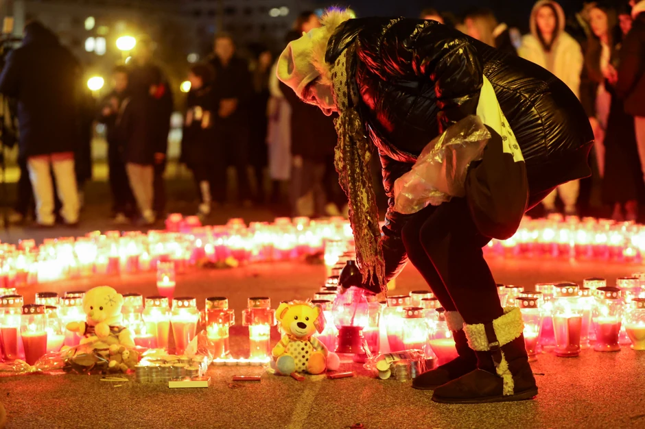Ljudi pale sveće u zagrebu nakon napada nožem u školi u naselju Prečko