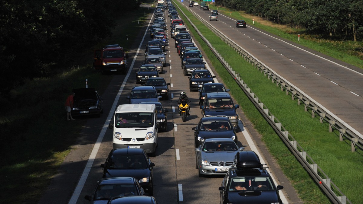 Poprawia się sytuacja na prowadzących nad morze pomorskich drogach, na których wczesnym popołudniem miejscami tworzyły się nawet 8-kilometrowe korki. Na zjeździe z autostrady A1 w Rusocinie oraz na drodze krajowej nr 6 zatory nadal są, ale mniejsze.