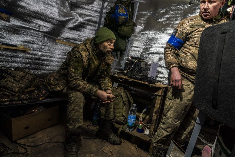 Ukraińscy żołnierze w schronie w rejonie Awdijiwki w obwodzie donieckim, Ukraina 13 marca 2024 r.