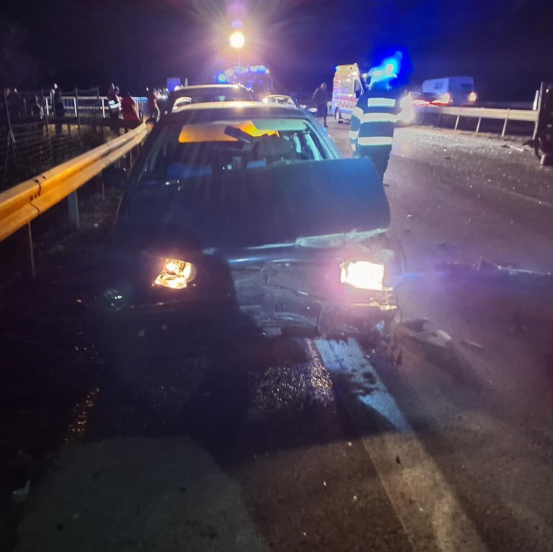 Pri pondelkovej nehode šiestich vozidiel sa zranili dve osoby. 