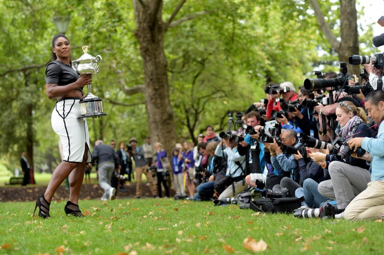 Serena Williams piękna jak nigdy. Tak pozowała z trofeum Australian Open