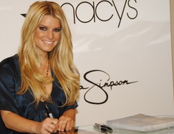 Simpson zmniejsza piersi. Po co?