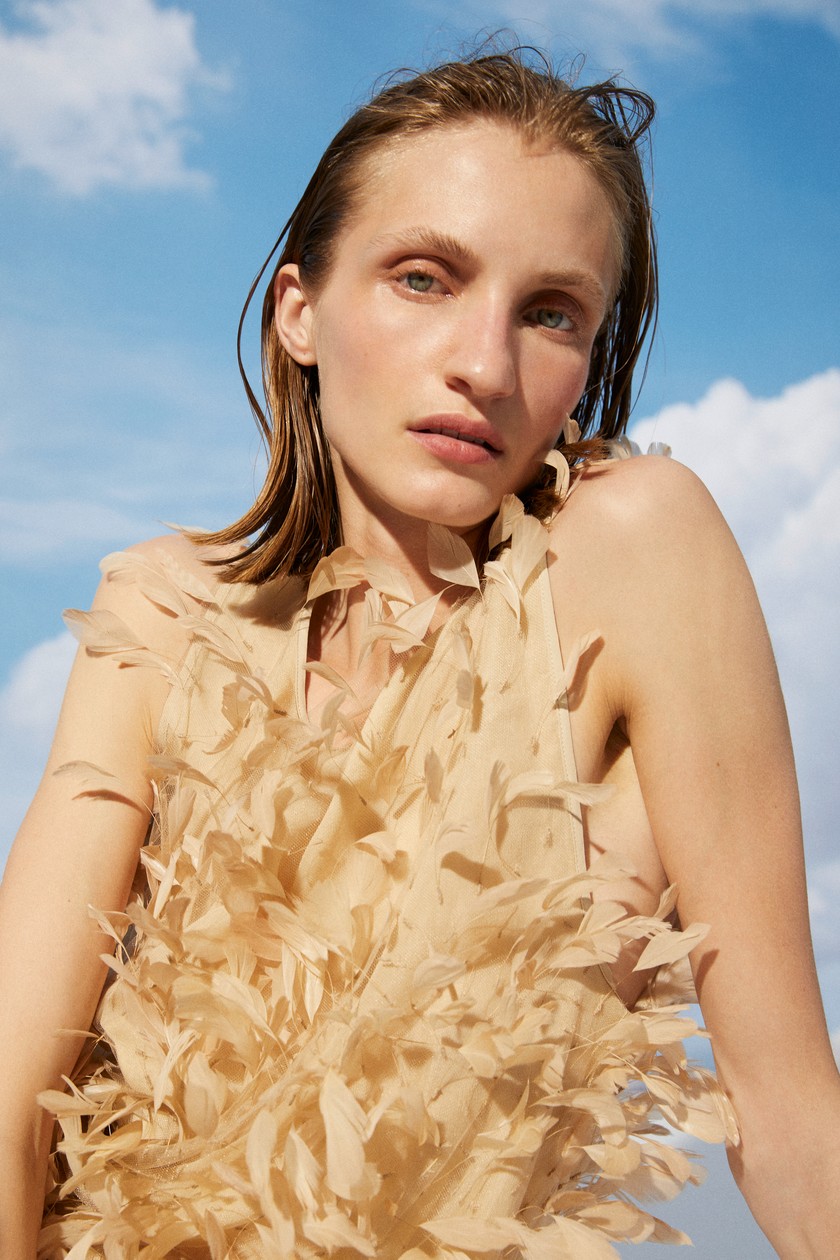 MAX MARA Kurzes, hochgeschlossenes Seidenkleid mit Zierfedern.