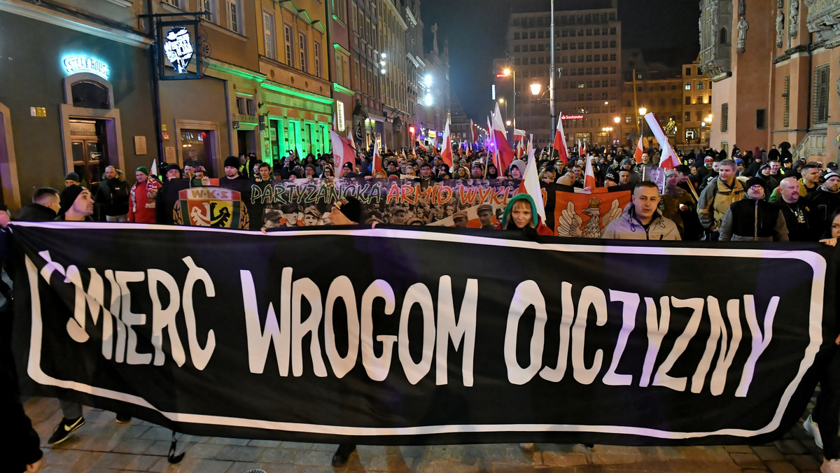 Wrocławski magistrat rozwiązał w piątek marsz zorganizowany przez środowiska narodowe z okazji Dnia Pamięci Żołnierzy Wyklętych. W zgromadzeniu wzięło udział kilkaset osób.