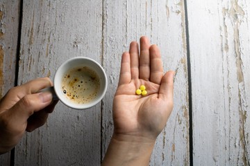 Bizonyos gyógyszerek nem kompatibilisek a koffeinnal – ezek a veszélyes párosok, amiről még a reggeli kávéja előtt tudnia kell