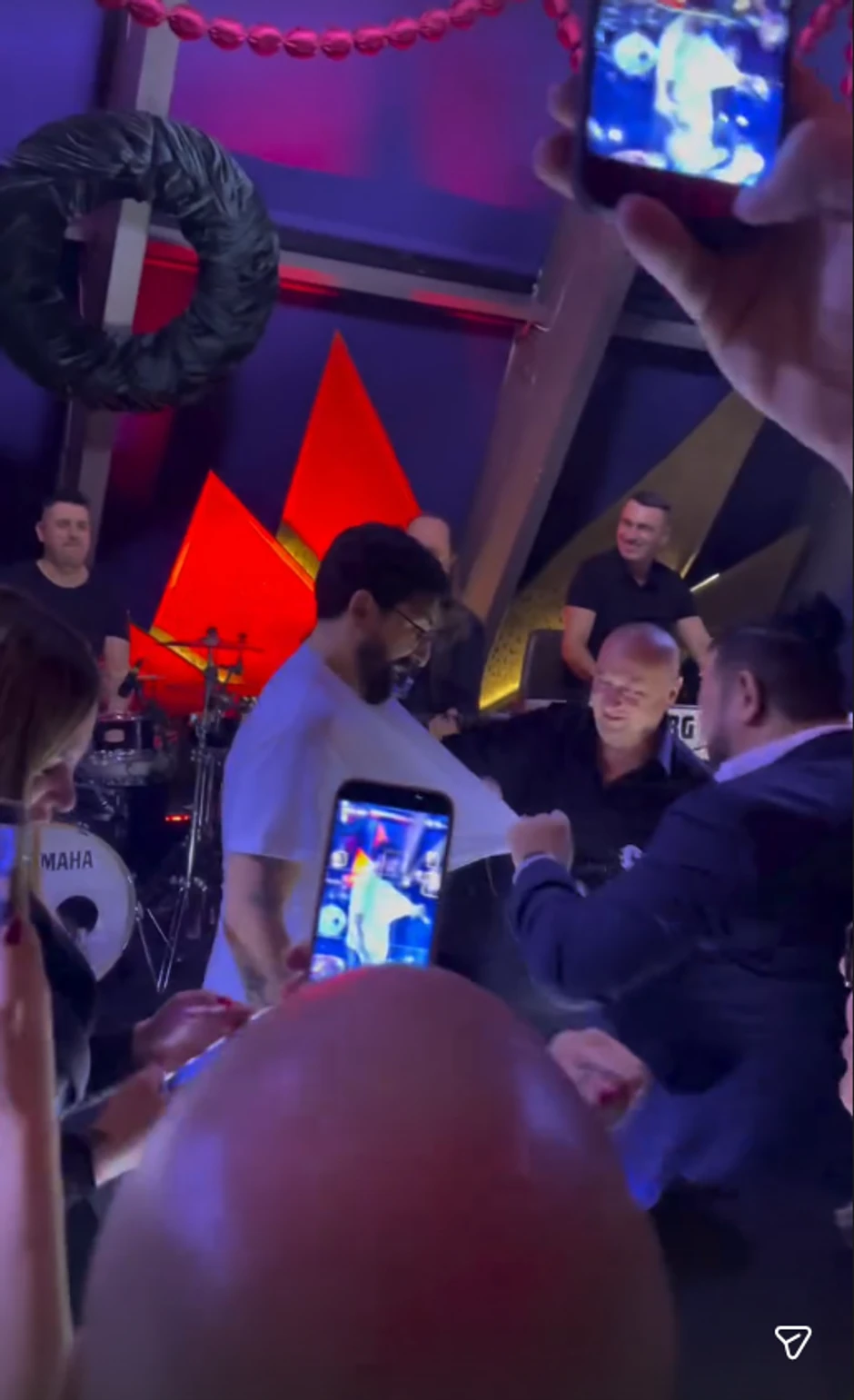 Ognjenu Amidžiću cepaju majicu