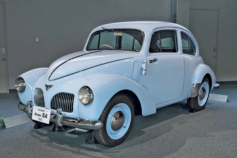 W 1937 roku inżynierowie Toyoty pojechali do Niemiec, by przyjrzeć się dobrze Garbusowi. Zaraz po wojnie ten model wszedł na rynek – nazwano go SA. Auto miało chłodzony cieczą, 4-cylindrowy silnik o mocy 27 KM. Oczywiście, umieszczony z przodu