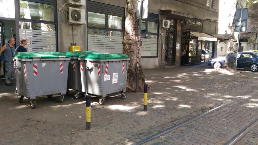 Ulica cara Dušana: Radnici "Čistoće" kontejnere ostavljaju na za to predviđena mesta...