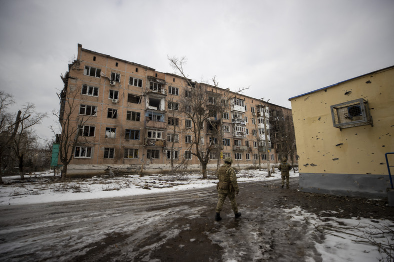 Ukraińscy żołnierze patrolują Wuhłedar, 19 lutego 2023 r. 