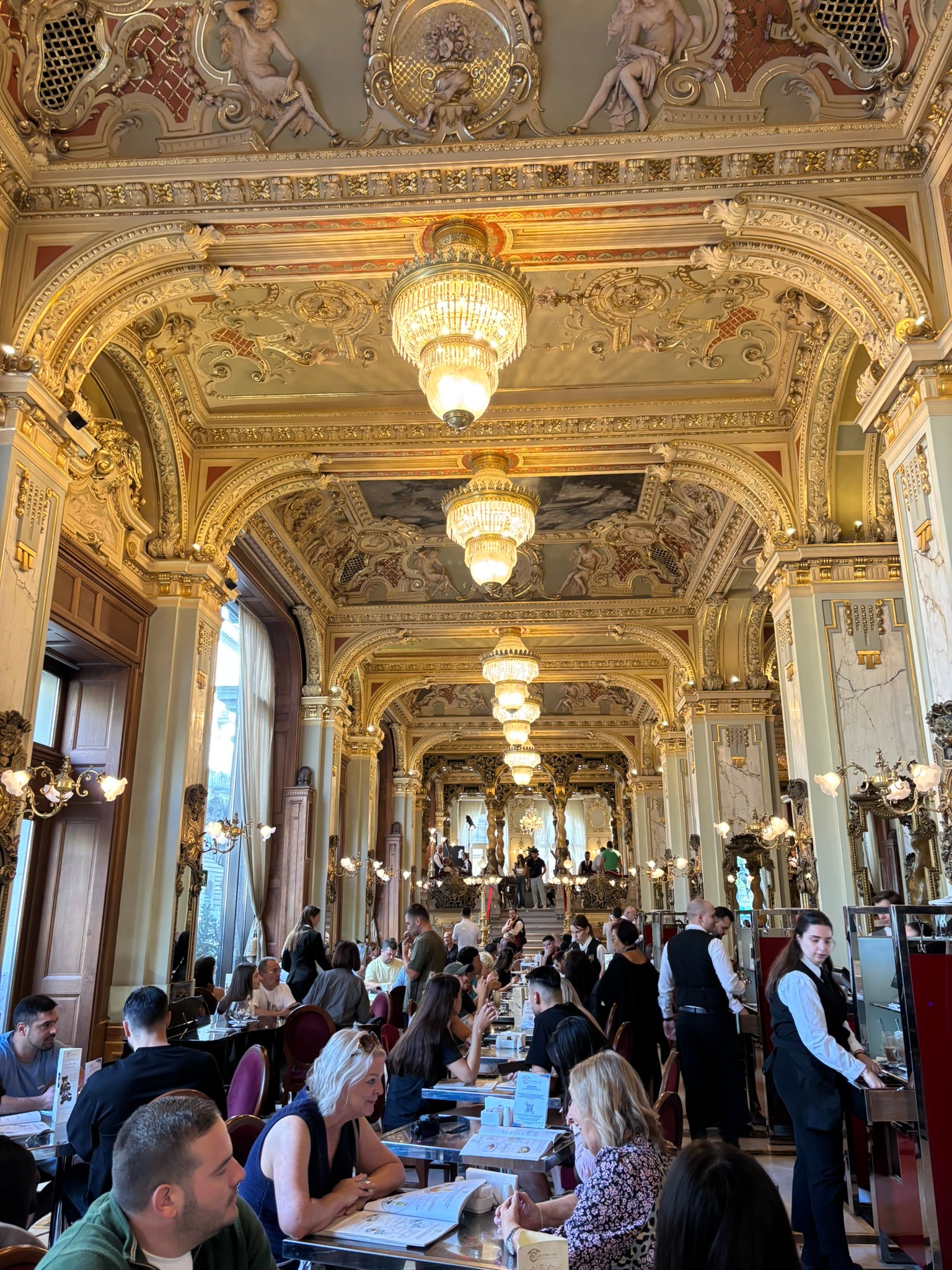 New York Café v Budapešti sa označuje za najkrajšiu kaviareň na svete. 