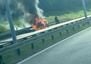 Izgoreo automobil na autoputu