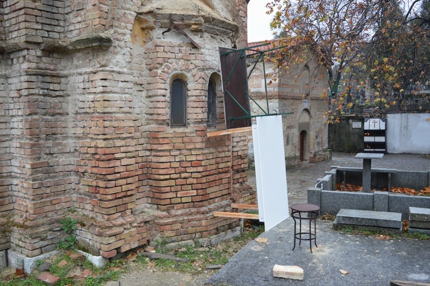 Lopovi su stolove iskoristili da se popnu na krov