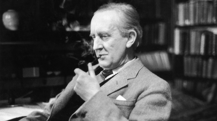 John Ronald Reuel Tolkien (1892-1973), a dél-afrikai származású filológus, A hobbit és A Gyűrűk Ura című könyvek szerzője éppen kedvenc pipájával pöfékel az oxfordi Merton College-béli dolgozószobájában, ahol professzori állást tölt be / Fotó: Getty Images