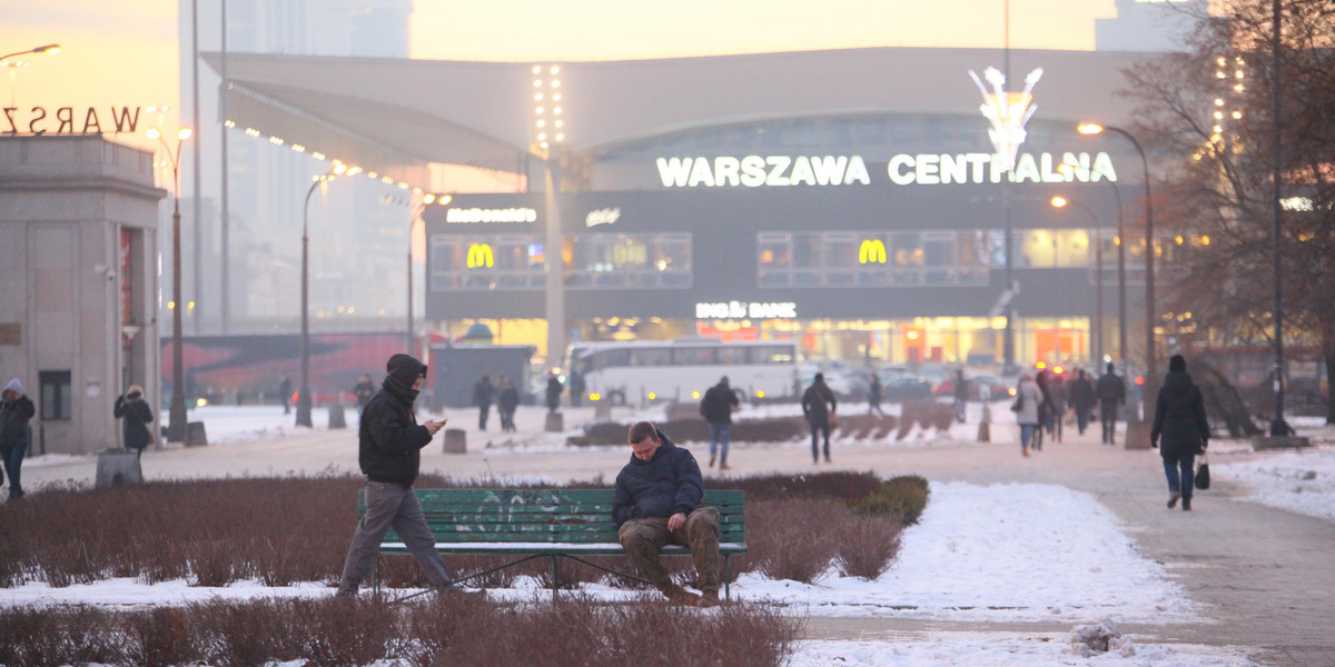 Reporter Faktu leży na ławce pod Dworcem Centralnym w Warszawie