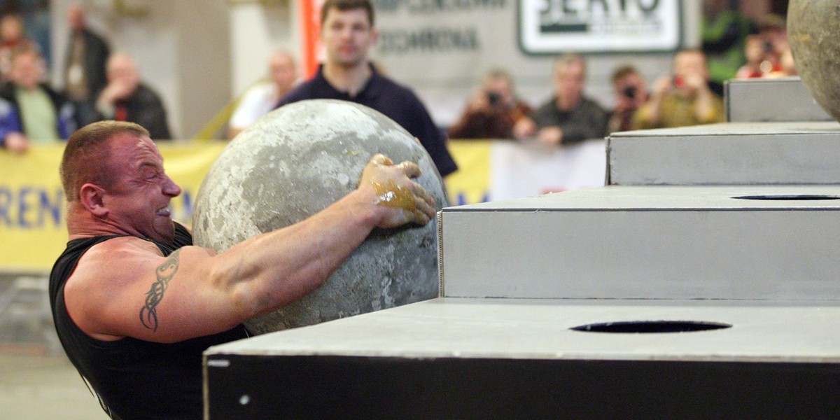 Rok 2008. Mariusz Pudzianowski na zawodach Strongman