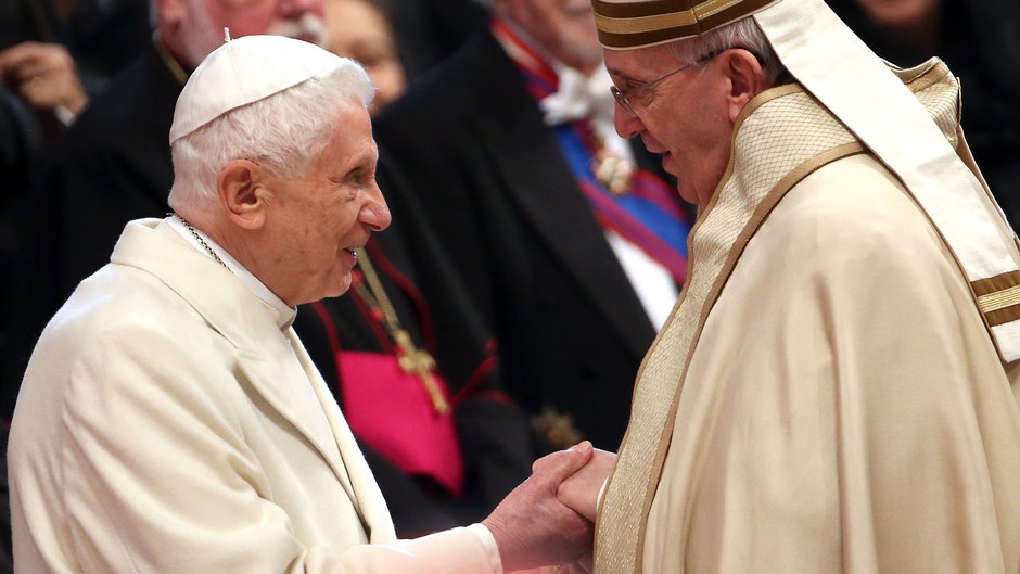 Emerytowany papież Benedykt XVI i papież Franciszek na zdjęciu z 2015 r.