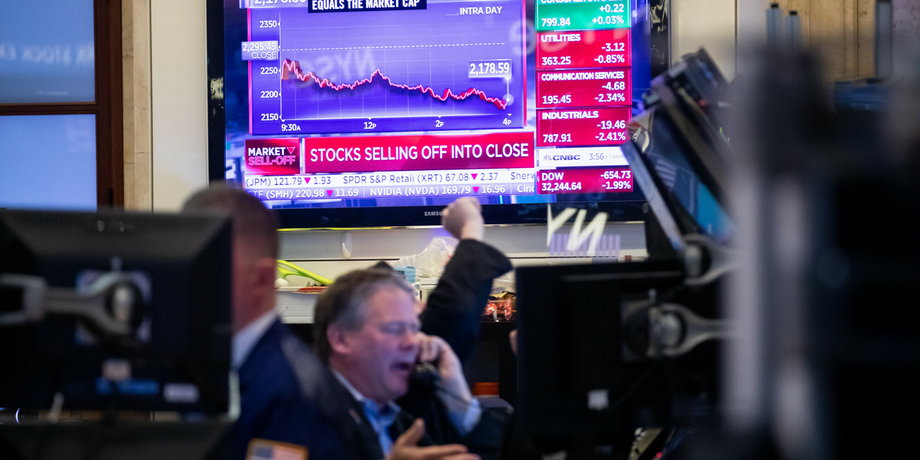 Traderzy na giełdzie nowojorskiej w czasie dużych, poniedziałkowych spadków
