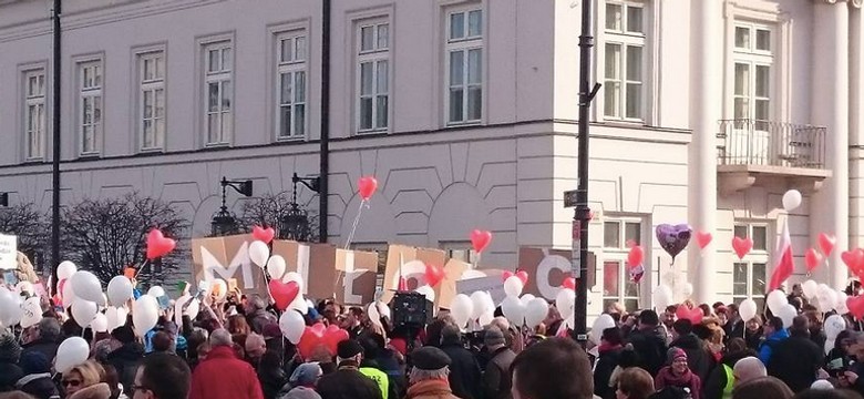 KOD pokazał "młodą twarz". Pikieta młodzieżówki przed Pałacem Prezydenckim