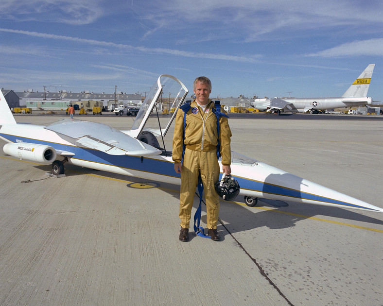 Richard E. Gray - pilot doświadczalny NASA obok AD-1 