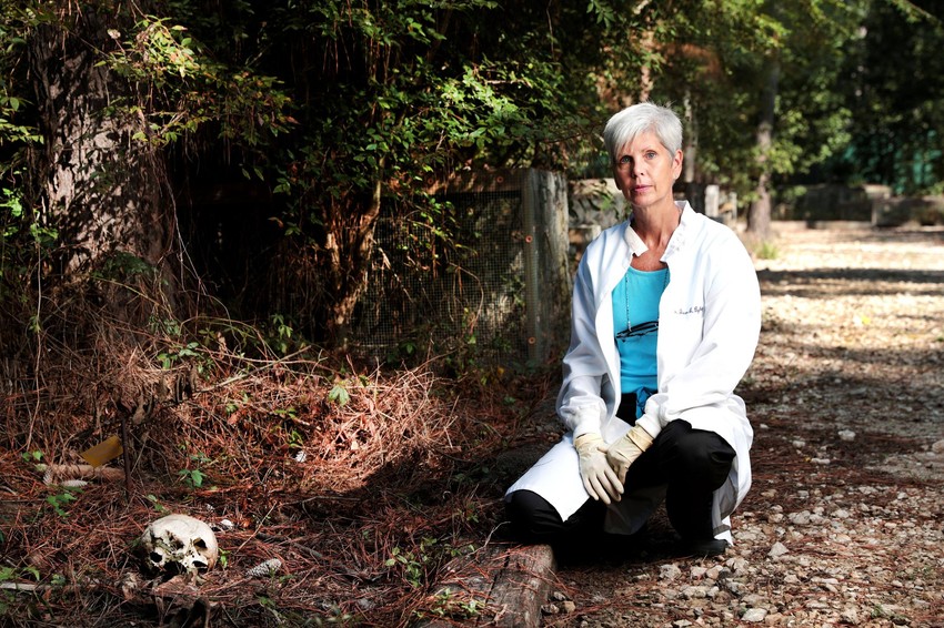 Dr Džoan Bajdvej je profesor Državnog univerziteta Sem Hjuston. Ona proučava raspadanje ljudskog tela