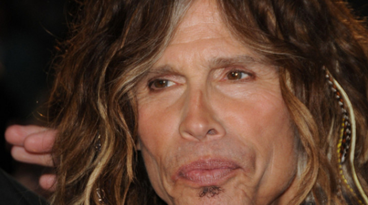 Kitörte a fogait Steven Tyler 