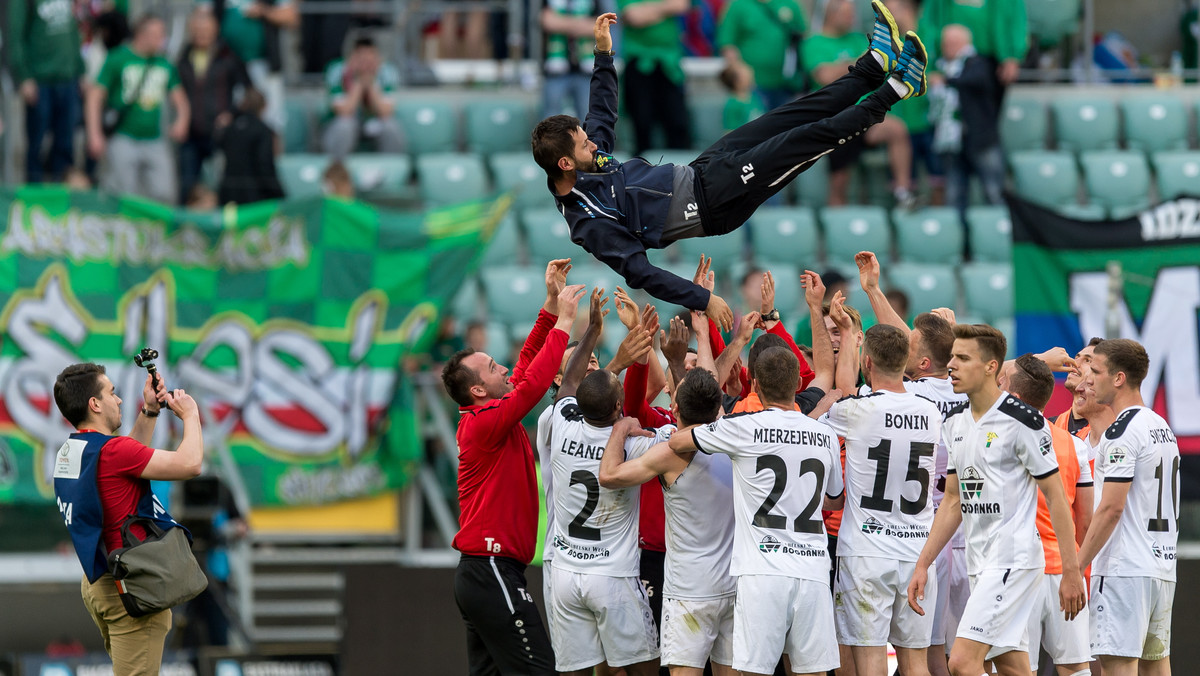 Piłkarze Górnika Zabrze zremisowali na wyjeździe z Termalicą Bruk-Bet Nieciecza 1:1 w 37. kolejce i spadli z ekstraklasy. Wcześniej ten los spotkał Podbeskidzie Bielsko-Biała. W najwyższej lidze, mimo porażki we Wrocławiu ze Śląskiem 2:3, został Górnik Łęczna.