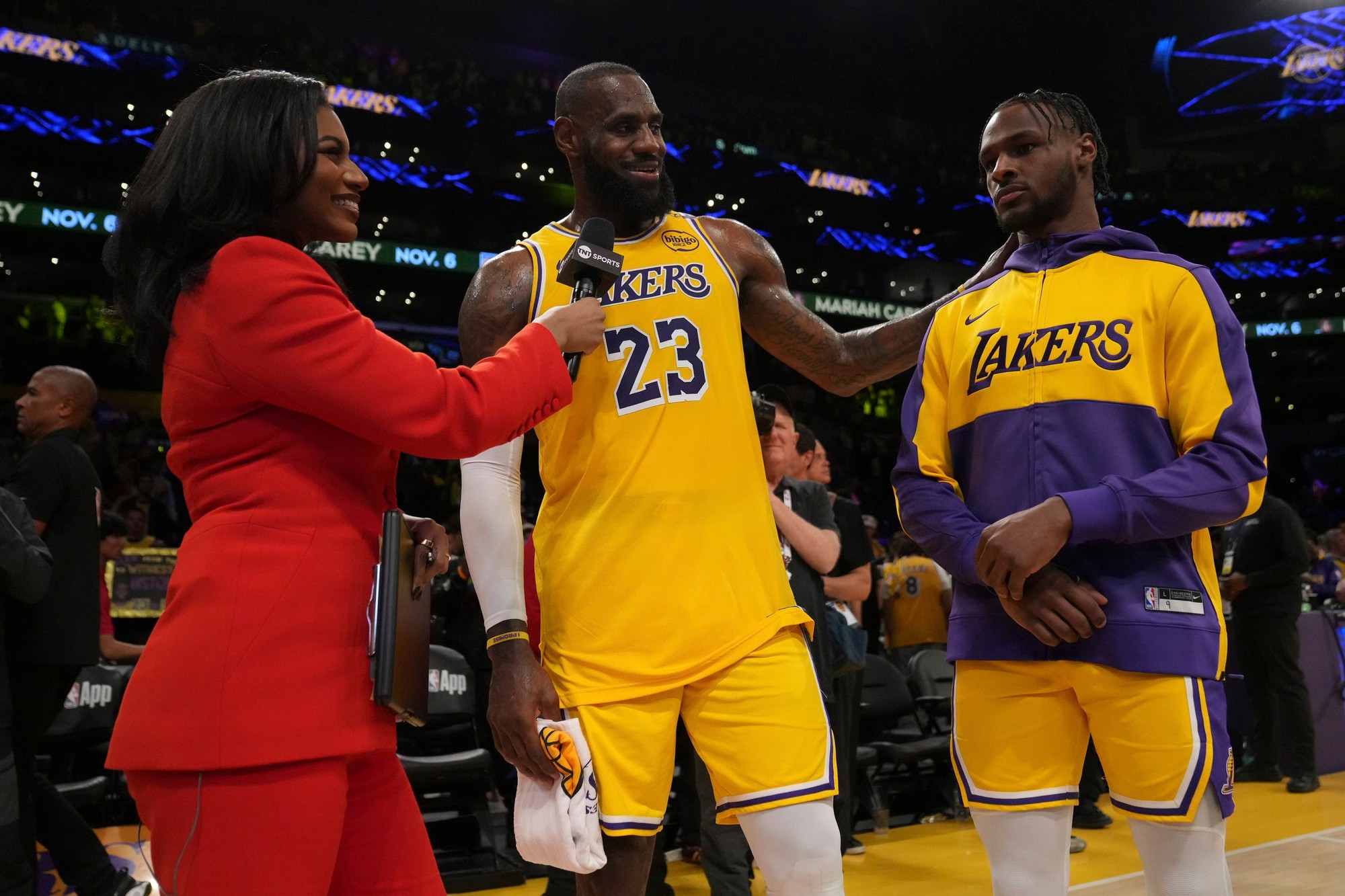 Americký basketbalista LeBron James so synom Bronnym.