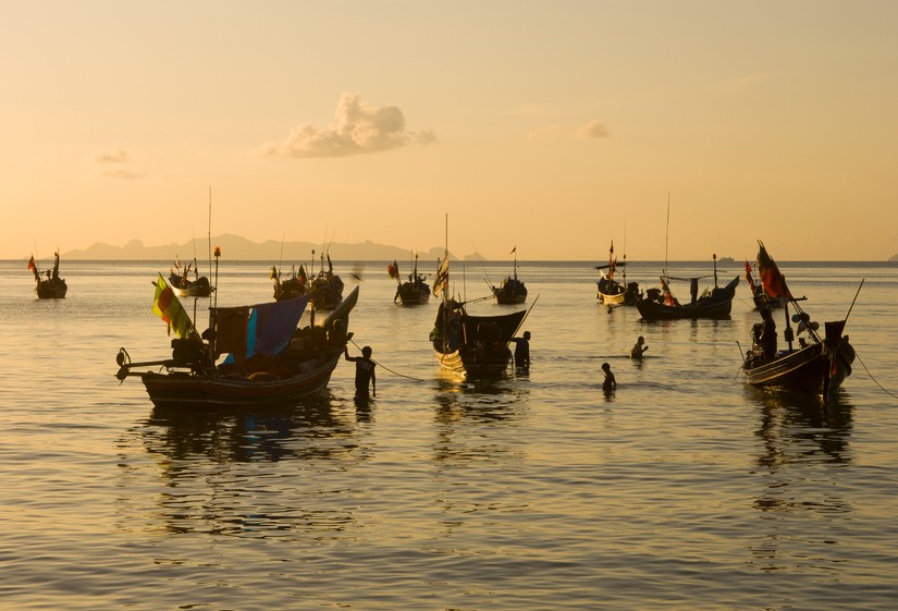 Łodzie zakotwiczone przy plaży Ao Nang w Krabi, Tajlandia