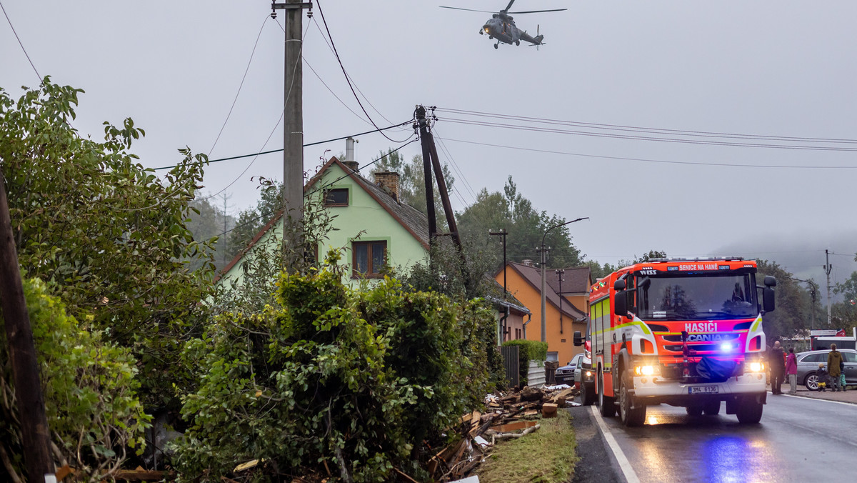 Tragedia w Jesionikach: Trzy osoby zaginione po tym, jak samochód wpadł do rzeki