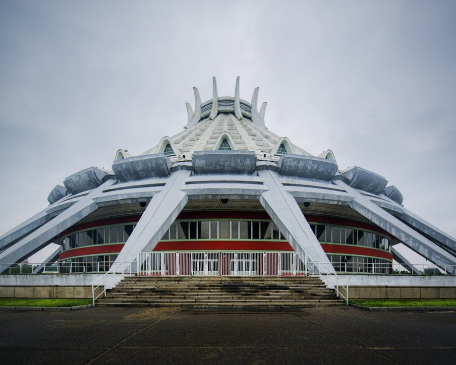 Budynek lodowiska zbudowano w 1981 roku. Wygląda jak futurystyczny wigwam. Pomieści 6 tys. widzów