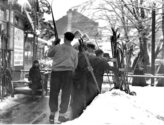 Narciarze wbijają narty w śnieg przed weściem do restauracji Karpowicza