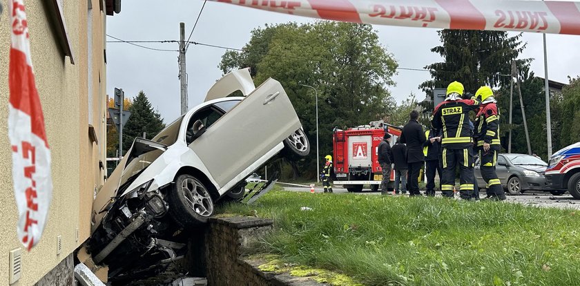 O krok od tragedii. Samochód wbił się budynek mieszkalny w Dobrym Mieście