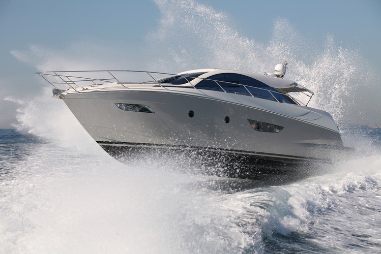 Motorówka z silnikiem o mocy powyżej 13,6 KM wymaga jednego z patentów żeglarskich.