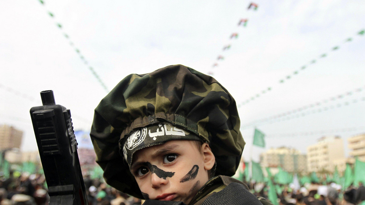 Dziesiątki tysięcy Palestyńczyków demonstrują dzisiaj w 24. rocznicę utworzenia Hamasu - radykalnego ugrupowania religijnego, które sprawuje władzę w Strefie Gazy i pozostaje wrogie wobec Izraela.