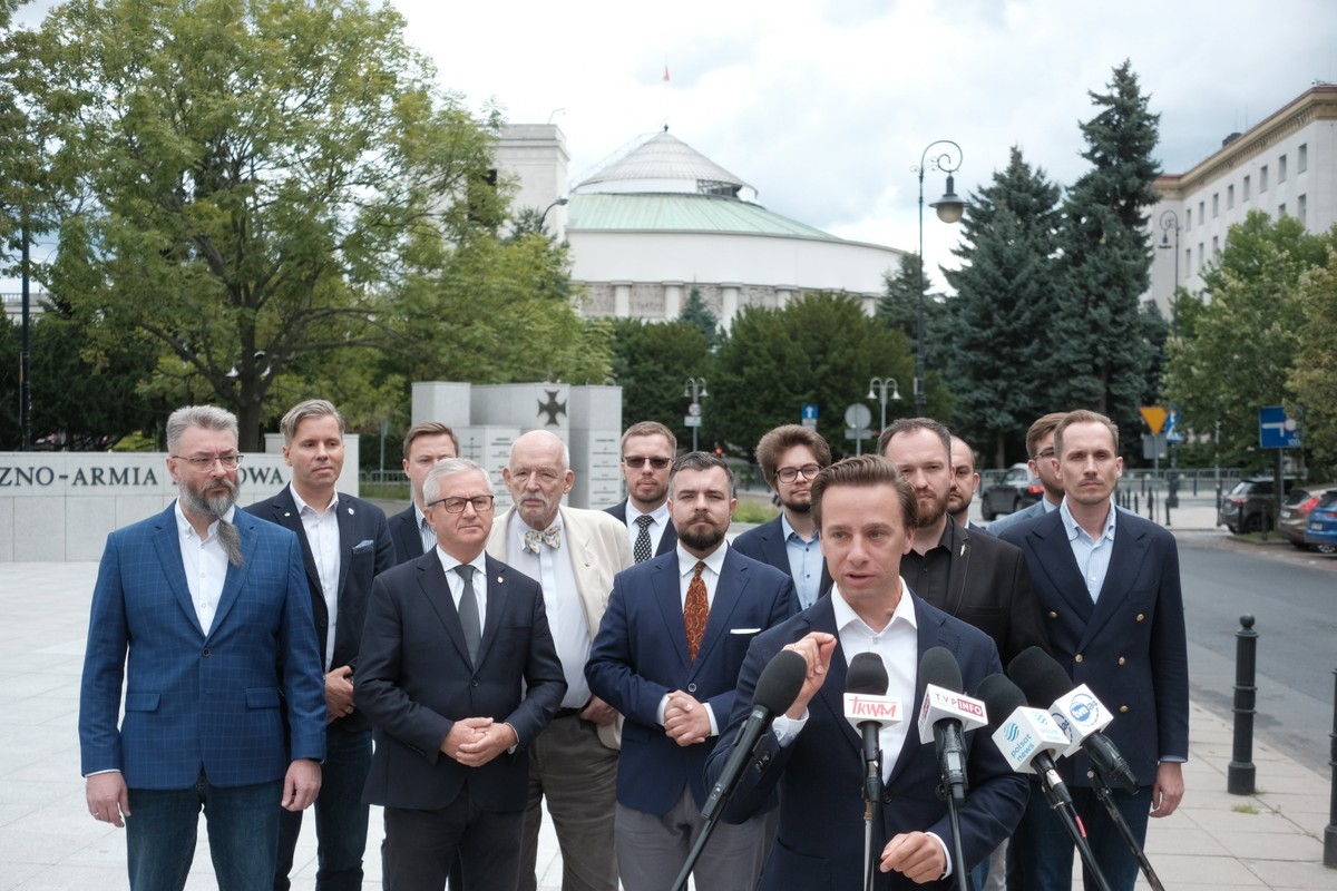 09.08.2023 Warszawa , ulica Wiejska , Sejm , Witold Tumanowicz (2p) , Marcin Bosak (przy mikrofonie) , Konrad Berkowicz (p) , Janusz Korwin - Mikke (c-tyl) podczas konferencji prasowej liderow Konfederacji, ktora jako pierwsza zarejestrowala komitet wyborczy " Konfederacja , Wolnosc i Niepodleglosc " . Fot. Slawomir Kaminski / Agencja Wyborcza.pl