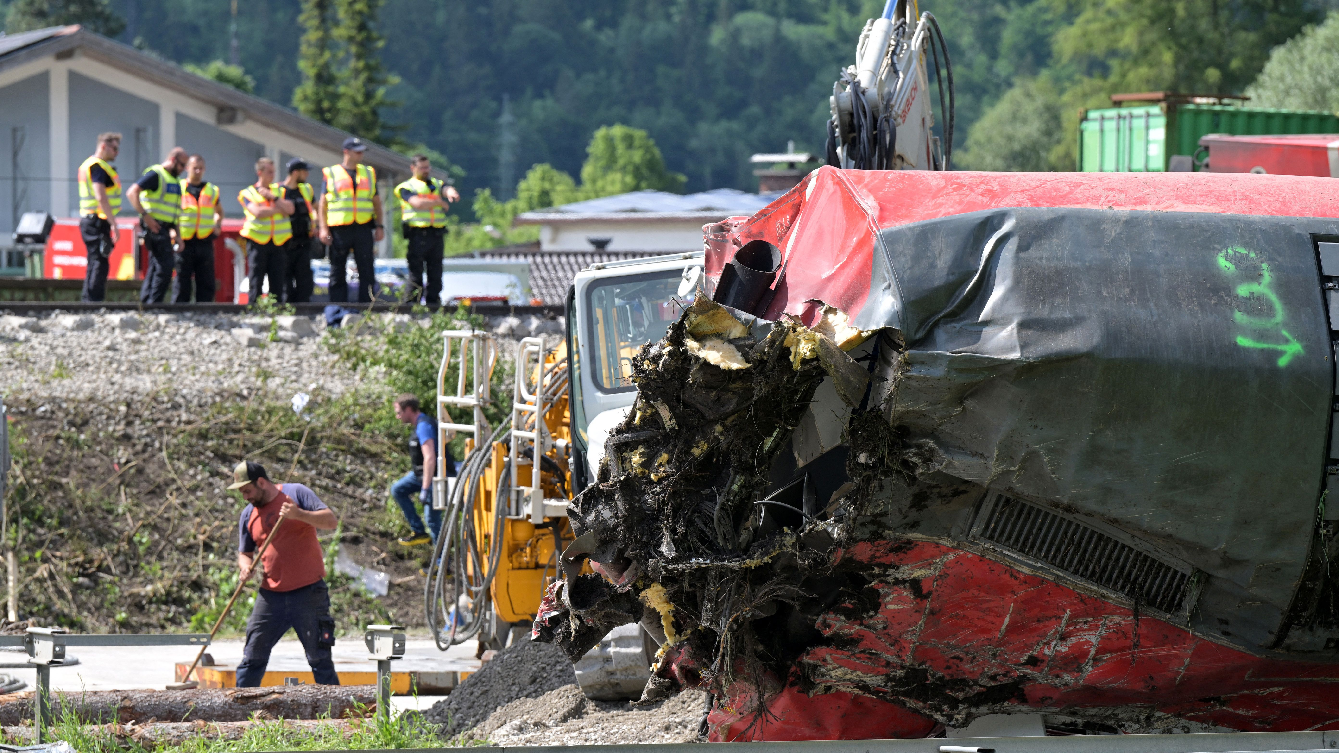 Treno passeggeri deraglia in Germania: 3 morti e decine di feriti