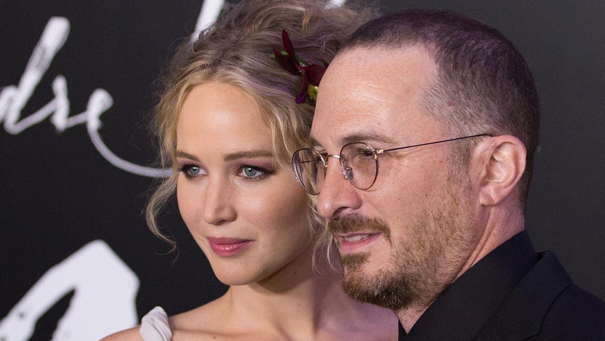 Darren Aronofsky po raz pierwszy odniósł się do zarzutów Jennifer Lawrence, która obwiniła go o traumatyczne przejścia na planie filmu "mother!", kiedy to m.in. doznała uszkodzenia żeber i przepony. Twórca podkreślił, że nigdy nie nakłaniał jej do tak dużego wysiłku emocjonalnego i fizycznego. "Nie pracuje mi się dobrze z aktorami metodycznymi" - podkreślił reżyser, dystansując się od sposobu pracy swojej byłej partnerki.