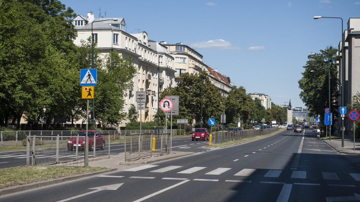 Tylko w ostatnich dwóch latach zostało w tym miejscu rannych aż 15 osób. Jedno z najbardziej niebezpiecznych przejść dla pieszych w Warszawie – przez ul. Wawelską na Ochocie – zyska wreszcie sygnalizację świetlną. Drogowcy właśnie ogłosili przetarg na jej wykonanie.