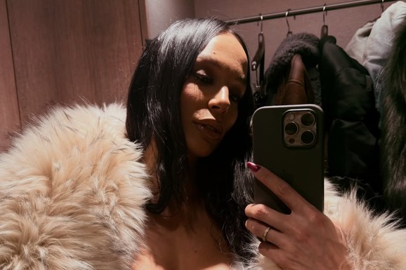 KRZNENI BRUS JEDVA PRIDRŽAVA GRUDI Edita Aradinović obukla neobičan donji veš, pa slikala dekolte u ogledalo i mreže gore (Foto)