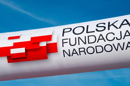 Co jest zadaniem Polskiej Fundacji Narodowej i jak jest finansowana?