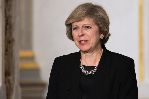 Theresa May wezwała też do nałożenia nowych, surowszych sankcji na reżim