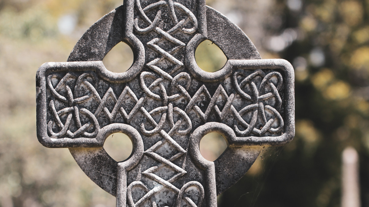 Pewne "liturgiczne" znaleziska wskazują, że kult celtyckich bogów Słońca/Nieba mógł opierać się na jakimś sformalizowanym rytuale. W świątyni w Wanborough w Surrey odkryto zwieńczone symbolami kół dwie łańcuchowe ozdoby głowy, które najprawdopodobniej nosili kapłani kultu Słońca. 