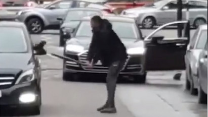Elszabadultak az indulatok: baseballütővel és bozótvágóval  esett egymásnak két sofőr az úton – videó