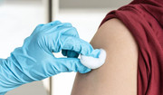Szczepienie przeciw COVID-19 i grypie podczas jednej wizyty? Lekarz mówi, jak zrobić to bezpiecznie