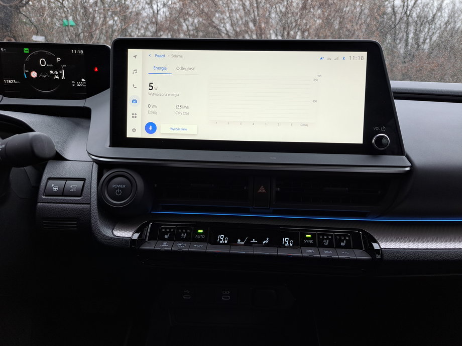 Toyota Prius - w centrum kokpitu mamy duży, dotykowy ekran sytemu multimedialnego.