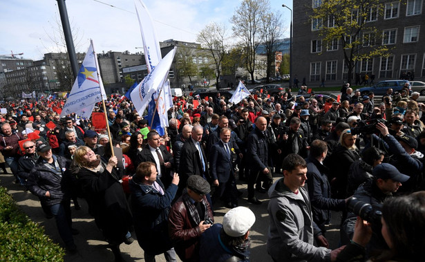 Przemarsz Donalda Tuska i jego zwolenników z Dworca Centralnego do prokuratury