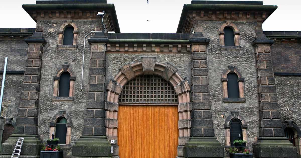 ミハウ・Kはロンドンの刑務所に収監されている。その工場の評判は良くない
