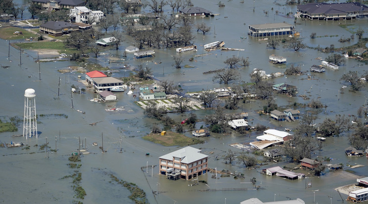 Légi felvétel a pusztítás nyomairól a Laura hurrikán elvonulása után a Louisiana állambeli Lake Charles közelében 2020. augusztus 27-én. / Fotó: MTI/AP/David J. Phillip